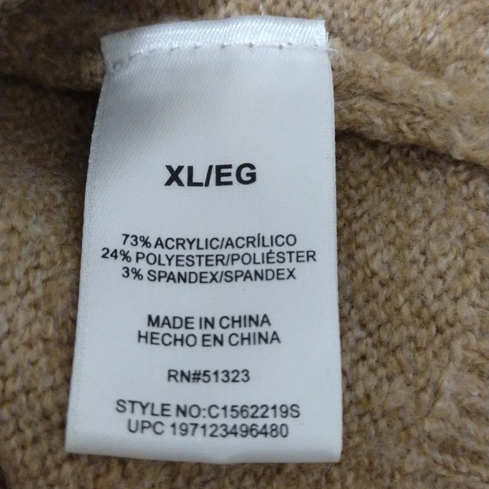 Vince Camuto Oversized Heart Sweater. - Picture 8 of 9